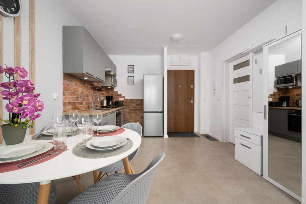 Kuchyň nebo kuchyňský kout v ubytování Apartment Kamienna Krzyki with FREE GARAGE Wrocław by Noclegi Renters