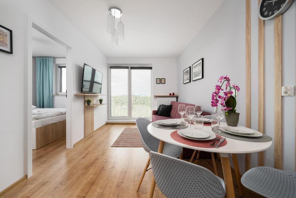 Postel nebo postele na pokoji v ubytování Apartment Kamienna Krzyki with FREE GARAGE Wrocław by Noclegi Renters