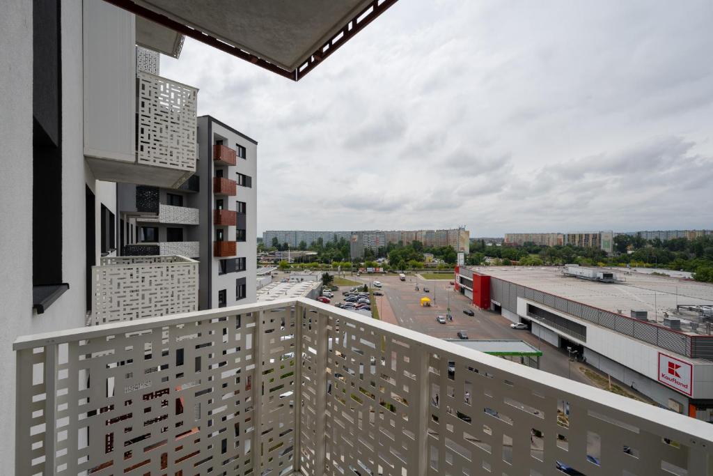 Balkón nebo terasa v ubytování Apartment Kamienna Krzyki with FREE GARAGE Wrocław by Noclegi Renters