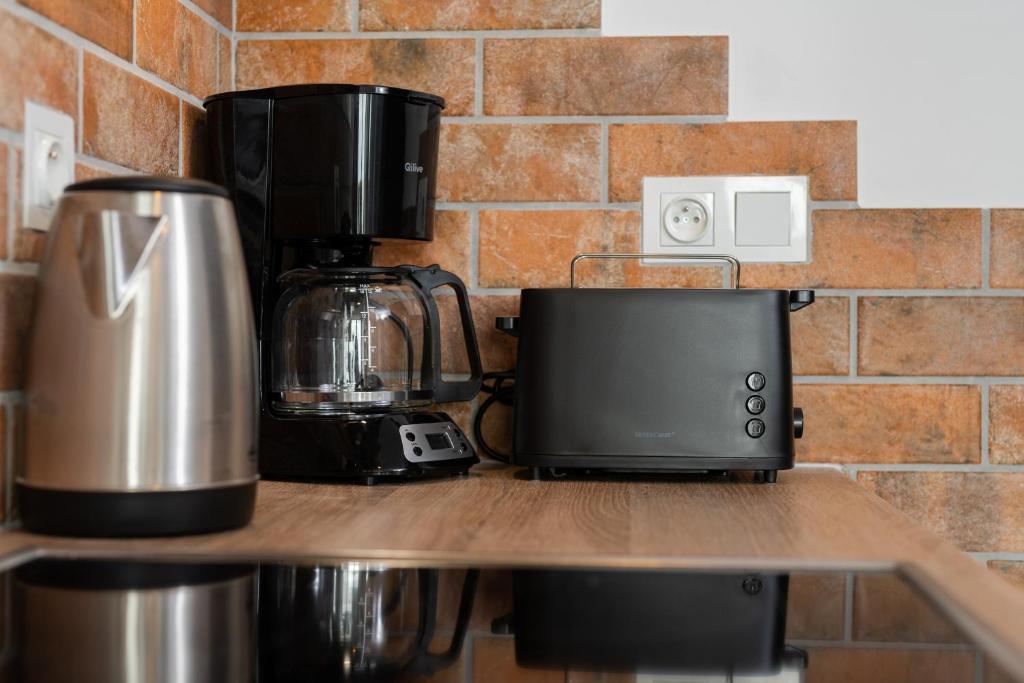 Příslušenství pro přípravu čaje a kávy v ubytování Apartment Kamienna Krzyki with FREE GARAGE Wrocław by Noclegi Renters
