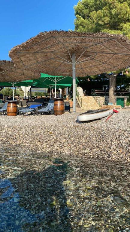Fotografie z fotogalerie ubytování Beach house Hela - resort & tavern BAIN, free transport, pool, Island of Žut - Kornati v destinaci Pristanišće