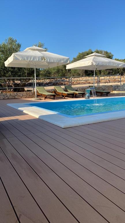 Bazén v ubytování Beach house Hela - resort & tavern BAIN, free transport, pool, Island of Žut - Kornati nebo v jeho okolí
