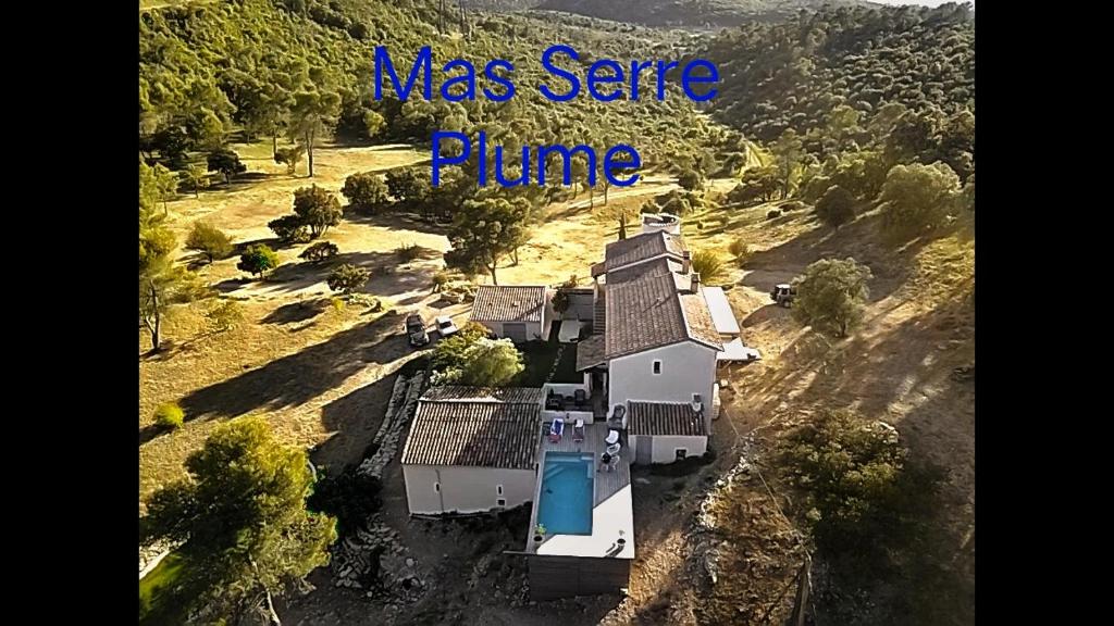 una vista aérea de una casa con las palabras beso seguro prime en Mas Serre Plume en Saint-Bauzille-de-Montmel