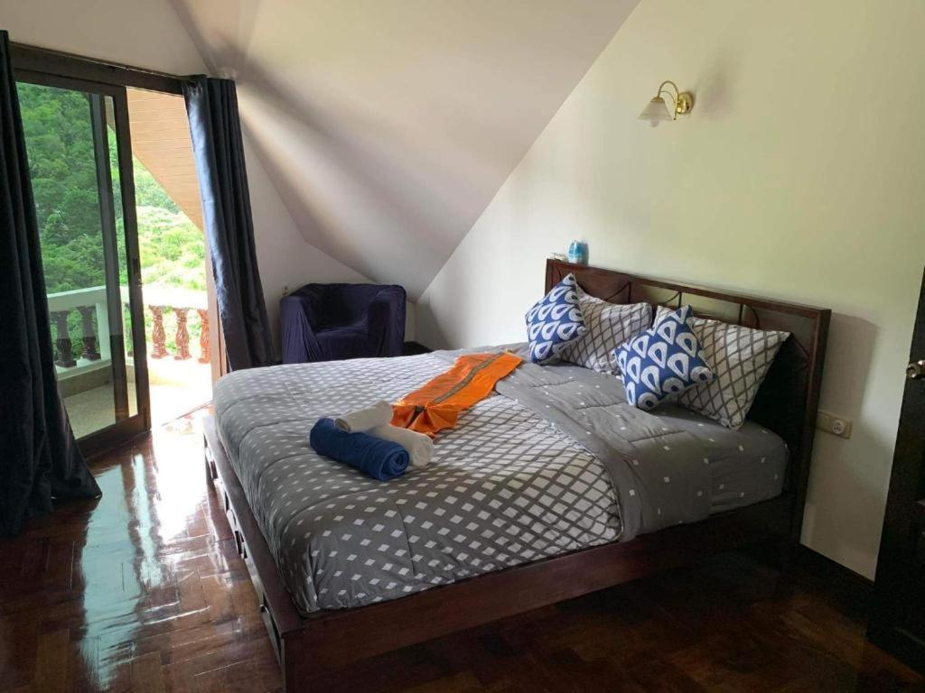 Postel nebo postele na pokoji v ubytování Beverly Hills Villa Patong