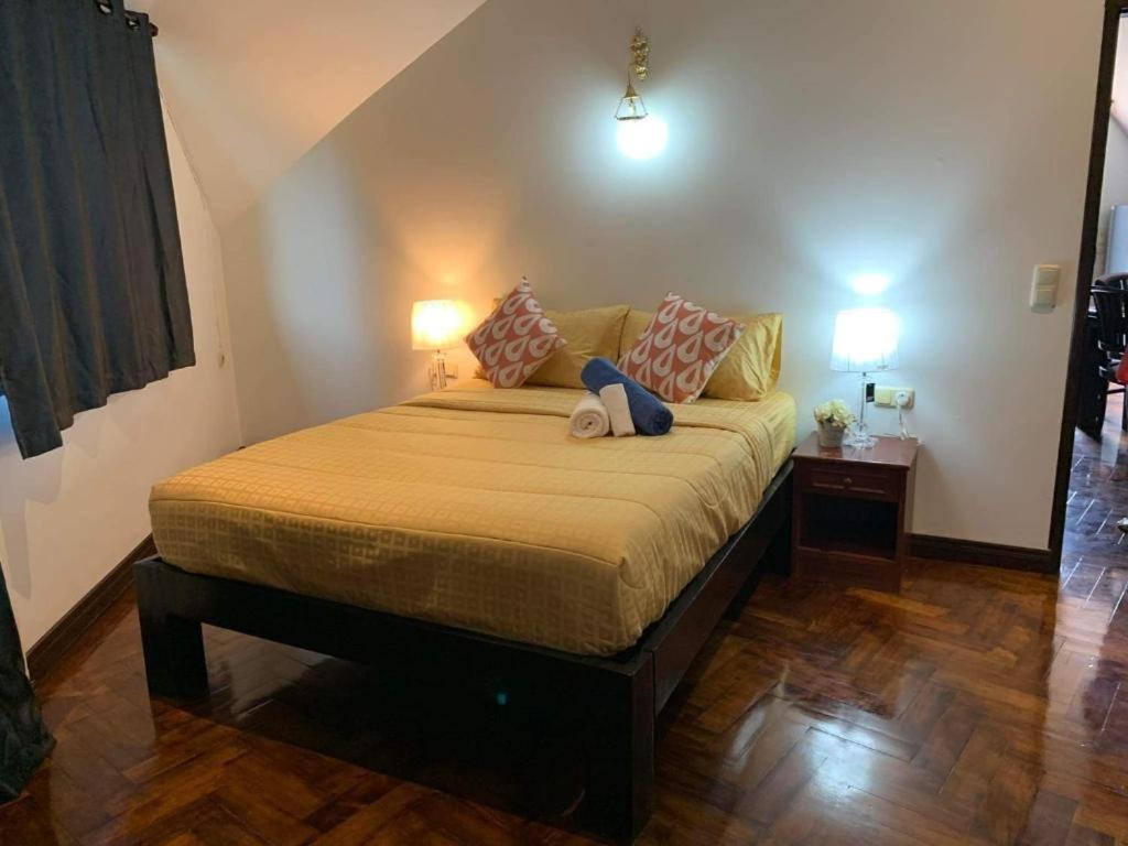 Postel nebo postele na pokoji v ubytování Beverly Hills Villa Patong