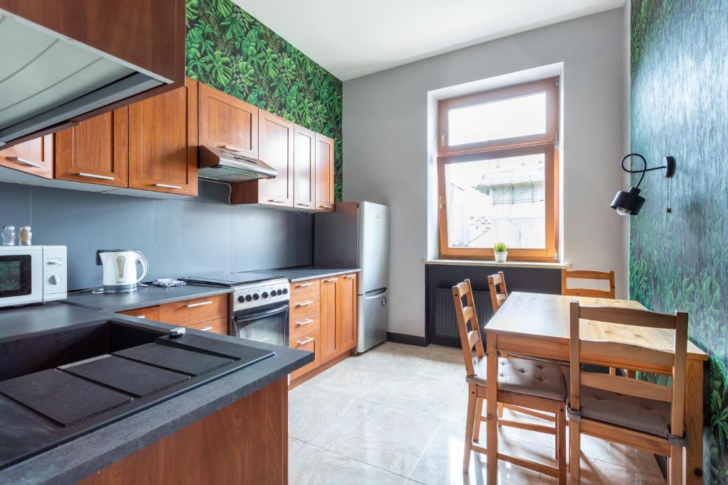 Kuchyňa alebo kuchynka v ubytovaní Apartamenty Łazarza 17