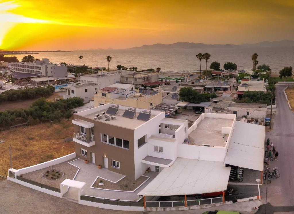 una vista aerea di una casa di fronte all'oceano di On The Breeze 1 a Città di Kos