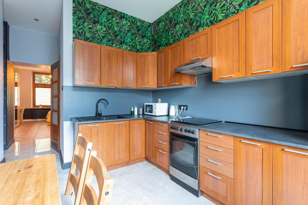 Kuchyňa alebo kuchynka v ubytovaní Apartamenty Łazarza 17