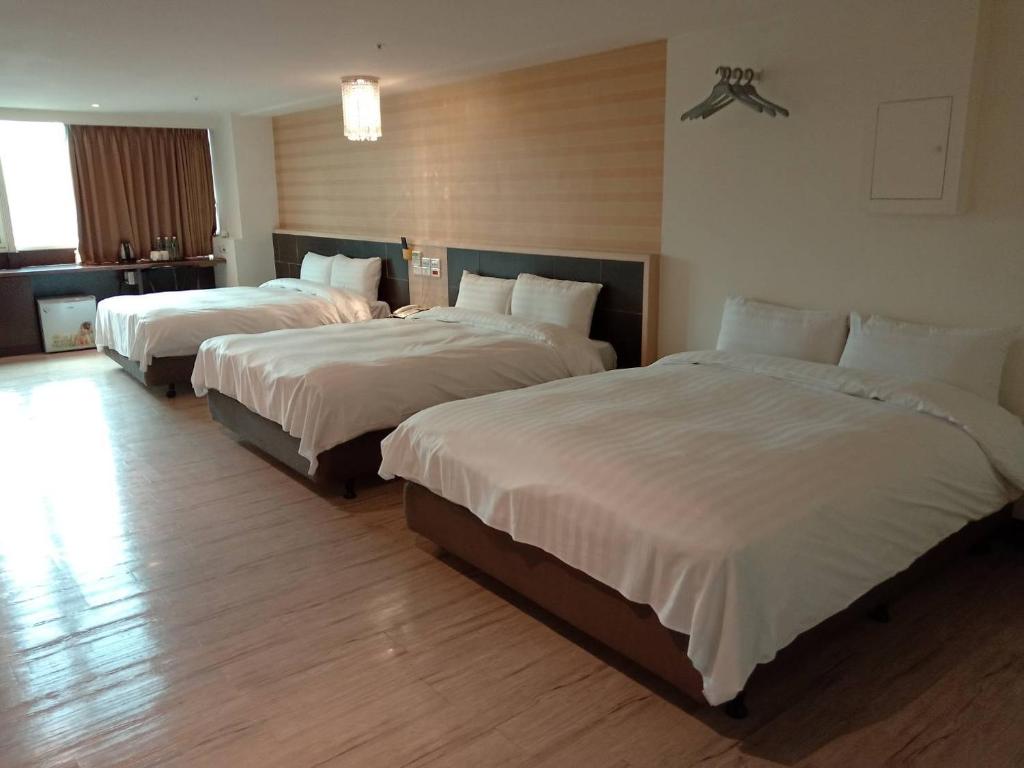 Katil atau katil-katil dalam bilik di Dengfeng Milan Business Hotel