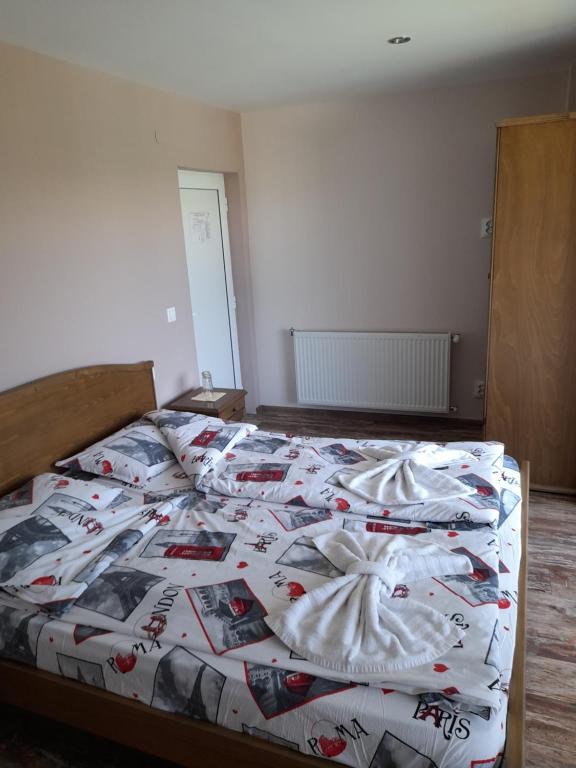 Postel nebo postele na pokoji v ubytování Guest house-restaurant St. George / Къща за гости-ресторант Свети Георги