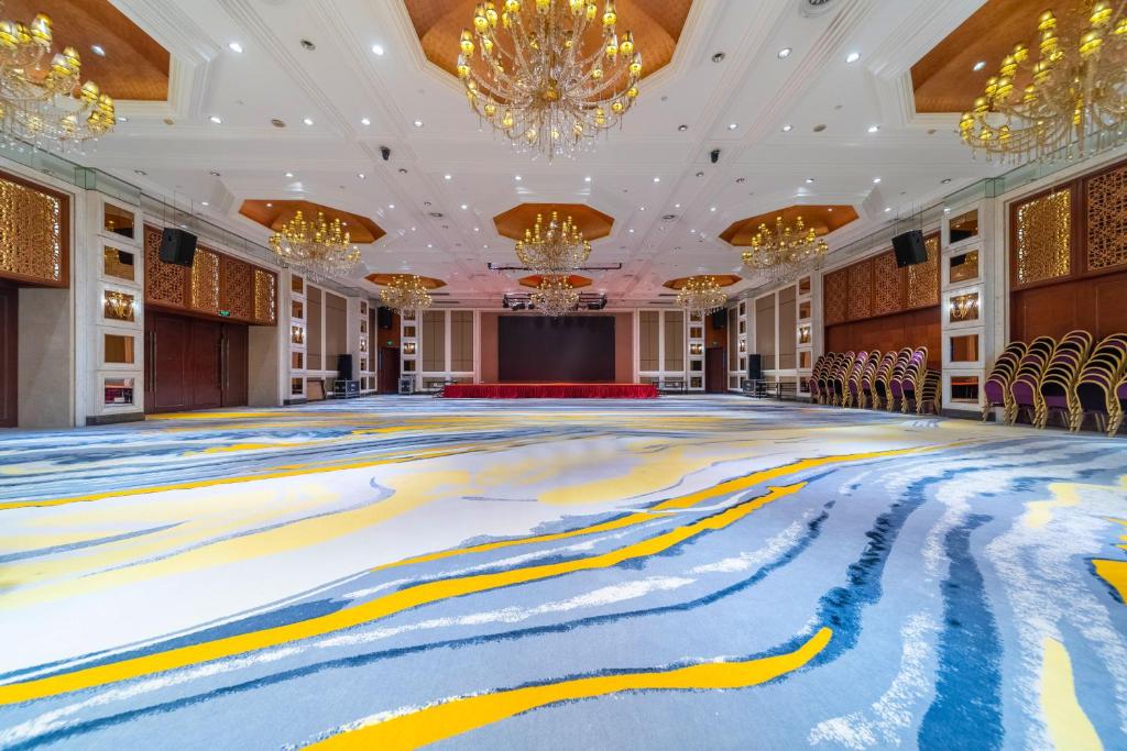 Bazén v ubytování Ramada Yichang Hotel nebo v jeho okolí