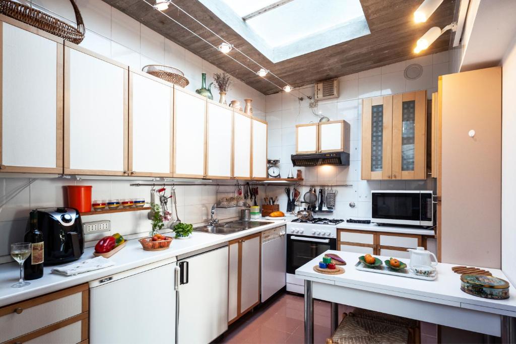A kitchen or kitchenette at Orizzonti blu! In villaggio esclusivo con terrazza