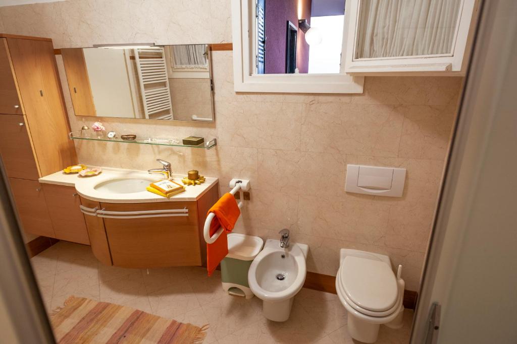 A bathroom at Orizzonti blu! In villaggio esclusivo con terrazza