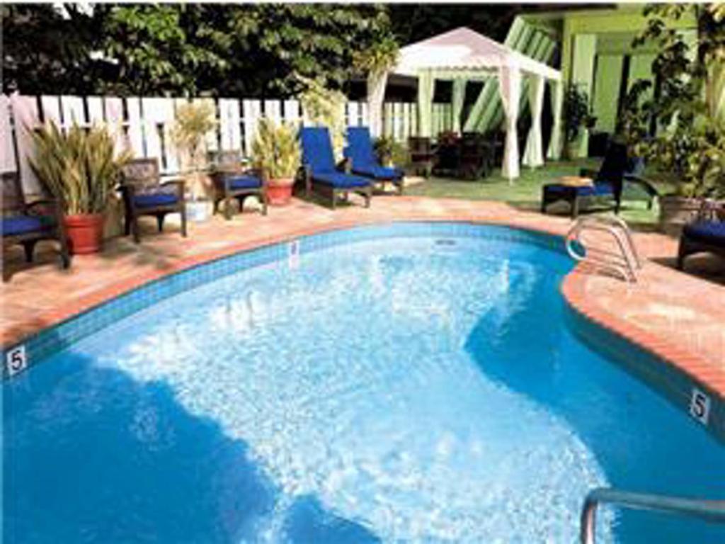 A piscina localizada em Aloha Surf Condo 1412 ou nos arredores