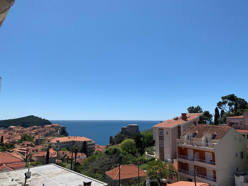 uitzicht op de oceaan vanuit een stad bij guesthouse Libertas 1 in Dubrovnik