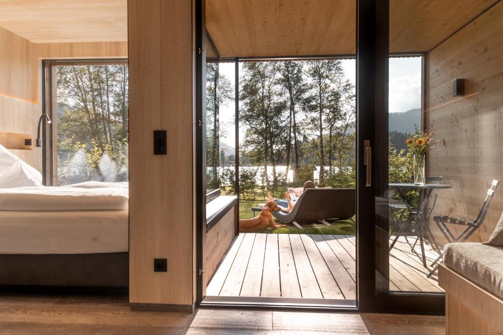 Posteľ alebo postele v izbe v ubytovaní Alpenhotel Kitzbühel am Schwarzsee - 4 Sterne Superior
