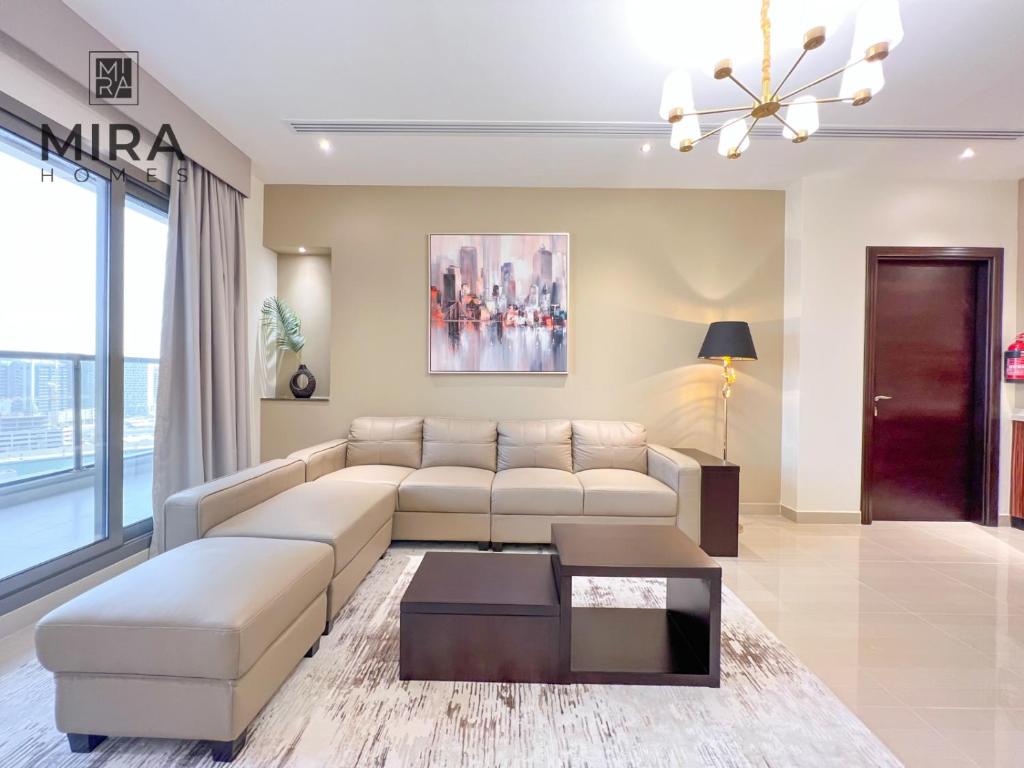 Posezení v ubytování Mira Holiday Homes - Luxury 1 bedroom with Burj Khalifa View