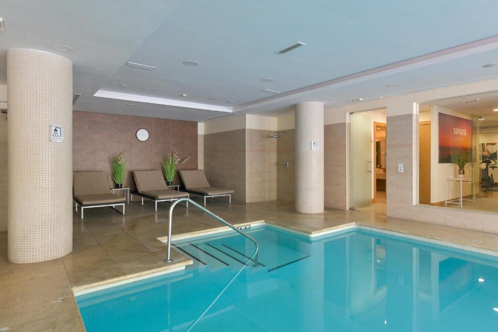 Bazén v ubytování Marbella Luxury penthouse: indoor pool and private terrasse nebo v jeho okolí
