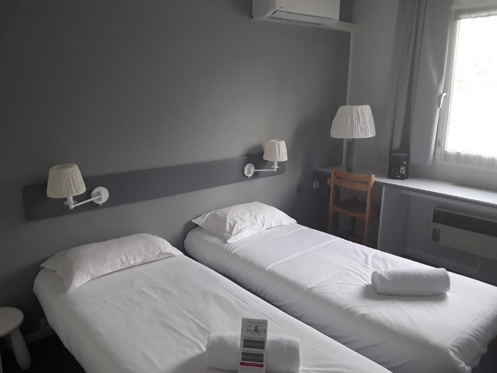 Postel nebo postele na pokoji v ubytování Contact Hôtel ALYS Bourg en Bresse Ekinox Parc Expo