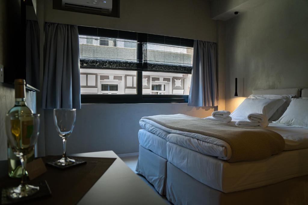 En eller flere senge i et værelse på ATHENS LUX CASA, Urban Eco Suites