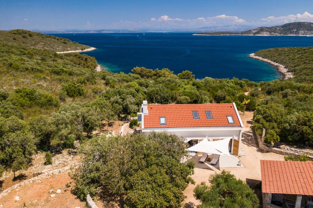 z góry widok na dom z jeziorem w obiekcie Hvar Cricket House Pakleni island w Hvarze