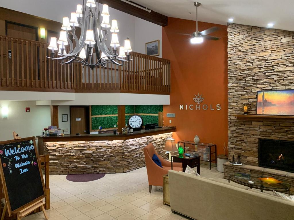 eine Lobby eines Hotels mit Kamin in der Unterkunft Nichols Inn of Red Wing in Red Wing