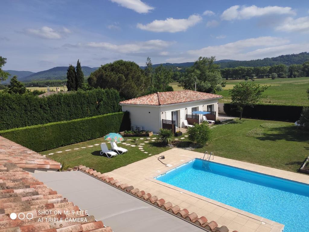 einen externen Blick auf eine Villa mit einem Pool in der Unterkunft Les PITCHOUNETTES in Sorèze