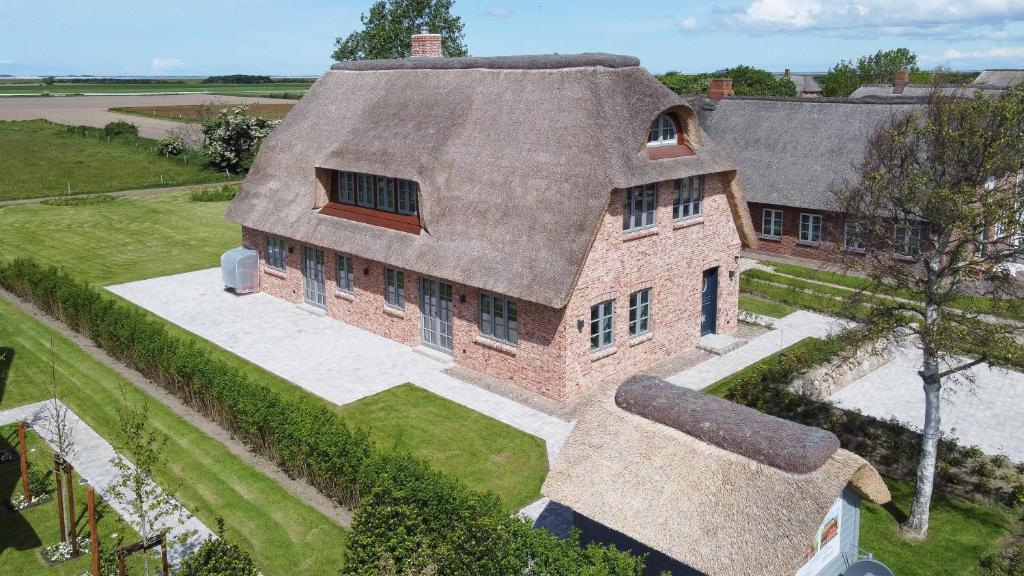 an overhead view of a house with a roof at Reethaus Friesenstern in Dunsum
