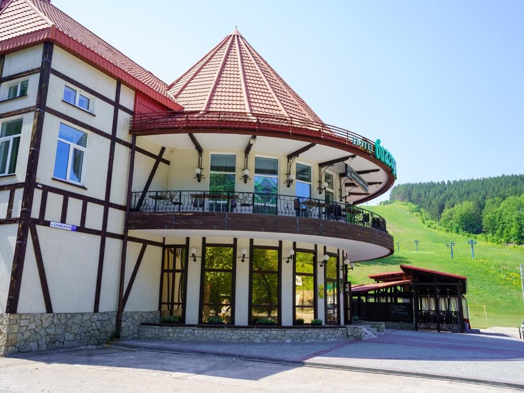 ein großes Gebäude mit Balkon darüber in der Unterkunft Blagodat Resort in Belokuricha