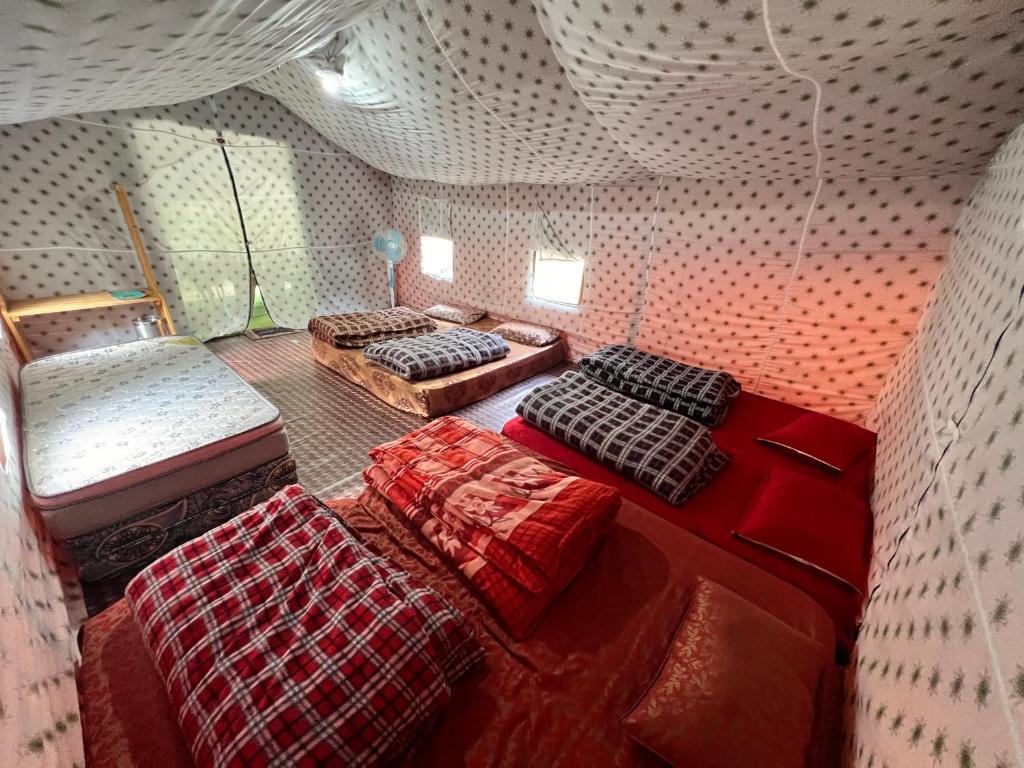 Postel nebo postele na pokoji v ubytování North Deodar Camps