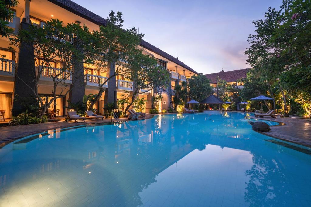 Bazén v ubytování Hotel Kumala Pantai nebo v jeho okolí