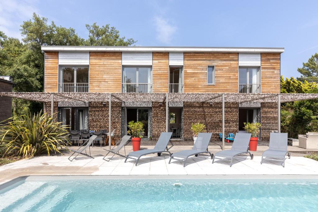 Bazén v ubytování Santos Villa Piscine Proche Plage nebo v jeho okolí