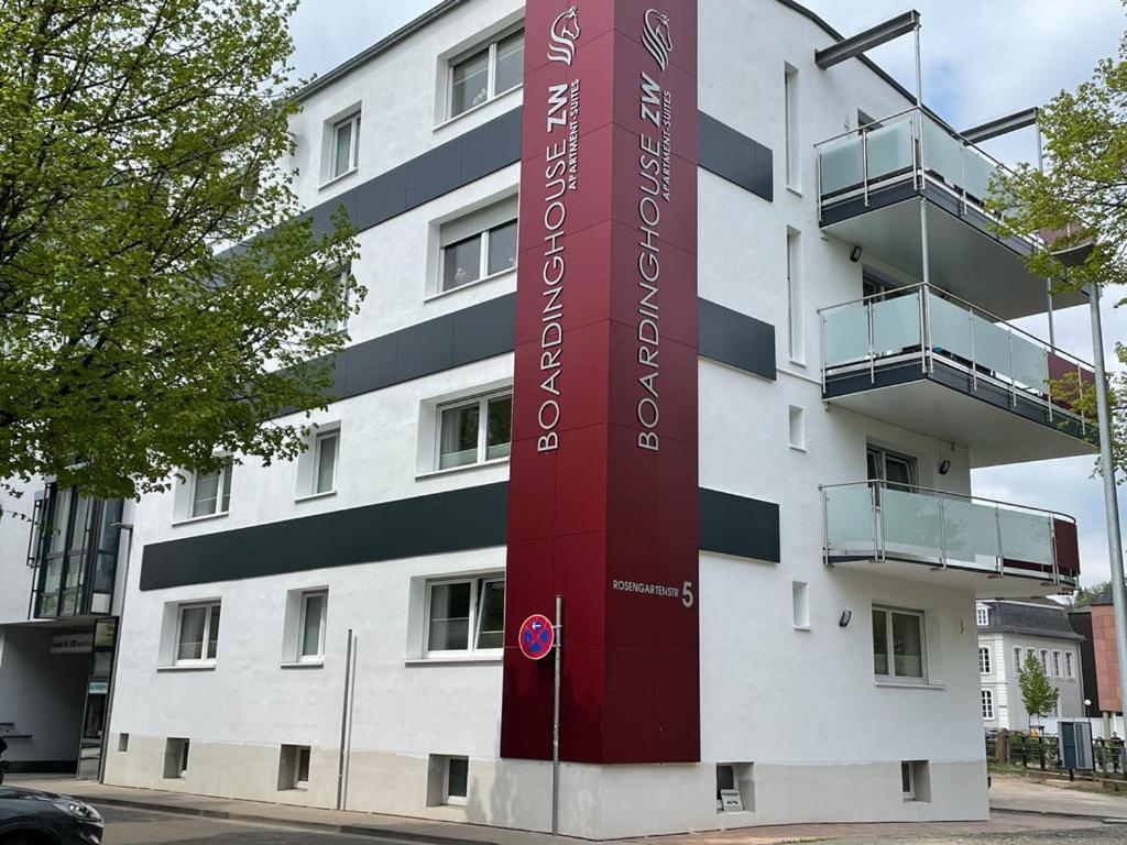 un edificio con una señal roja en el costado. en Boarding House Zweibrücken, en Zweibrücken