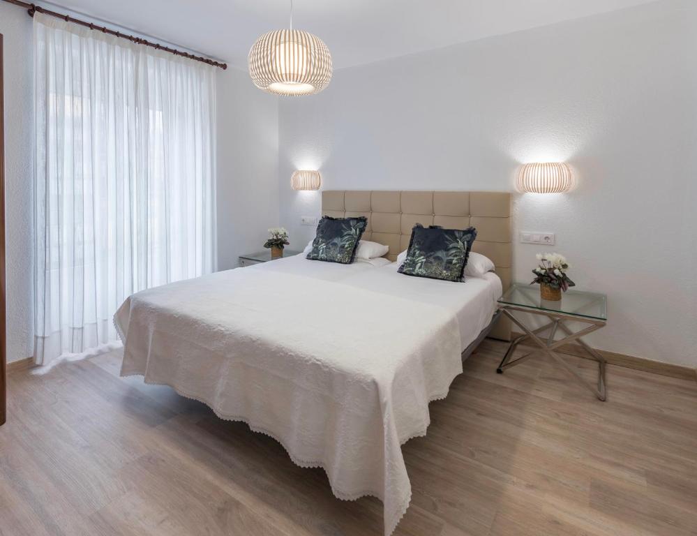 Posteľ alebo postele v izbe v ubytovaní Hotel Cantabrico