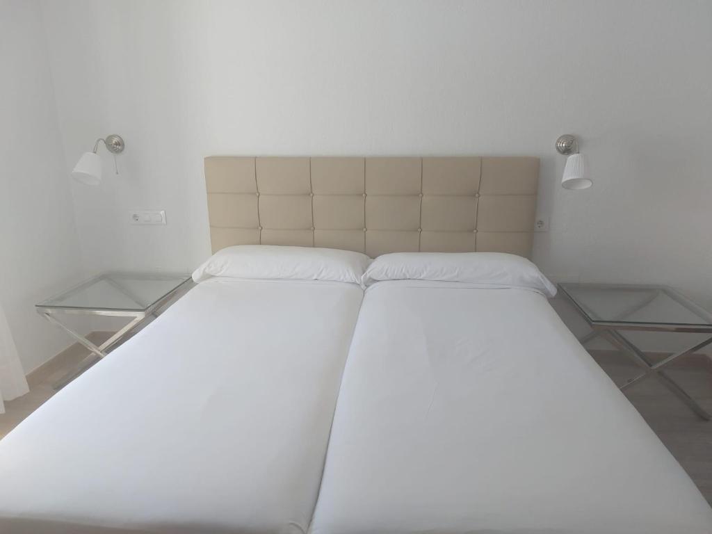 Posteľ alebo postele v izbe v ubytovaní Hotel Cantabrico