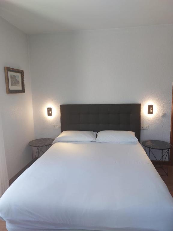 Posteľ alebo postele v izbe v ubytovaní Hotel Cantabrico