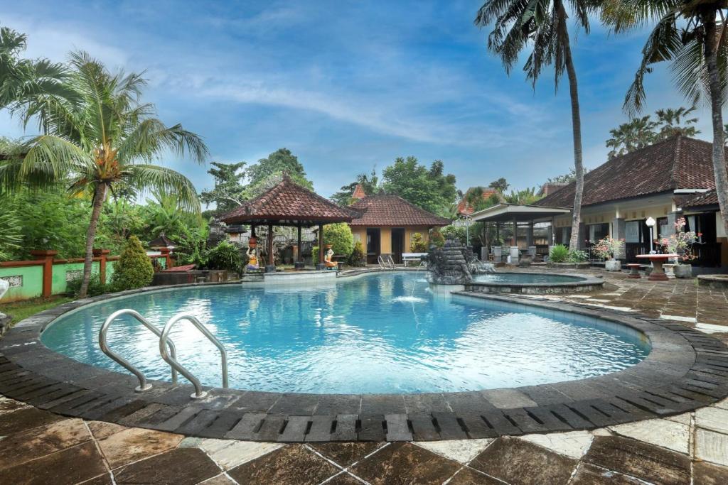 uma imagem de uma piscina num resort em Dewi Sinta Hotel and Restaurant em Tanah Lot