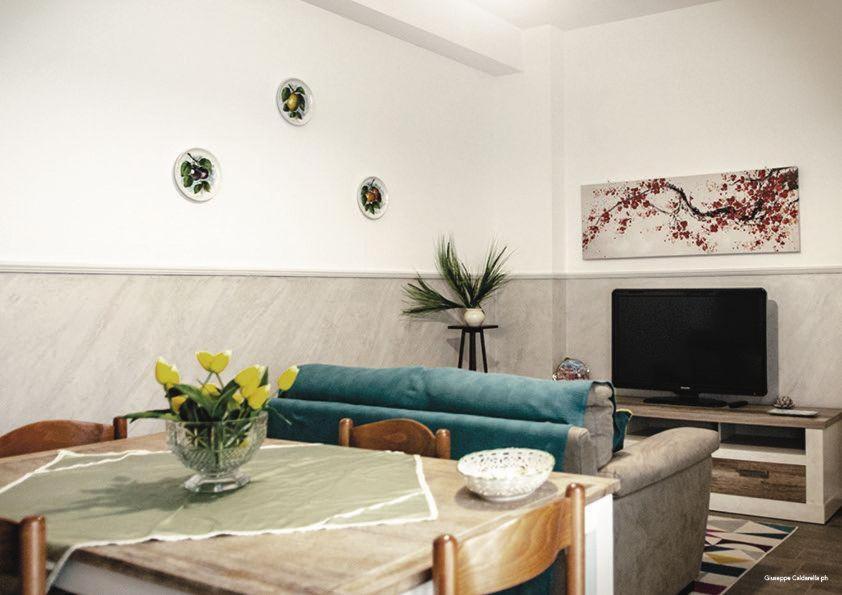 Televízia a/alebo spoločenská miestnosť v ubytovaní Casa Nonna Fortunata