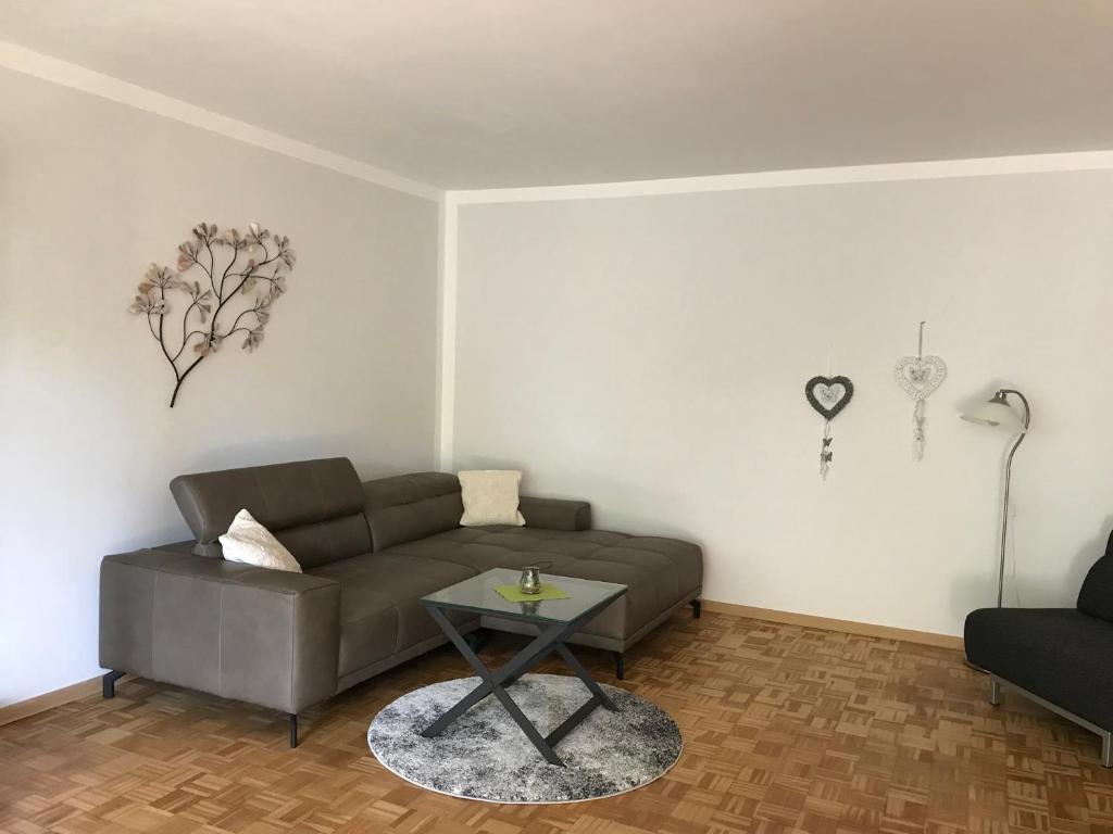 ein Wohnzimmer mit einem Sofa und einem Tisch in der Unterkunft Elbe Ferienwohnung Glückstadt in Glückstadt