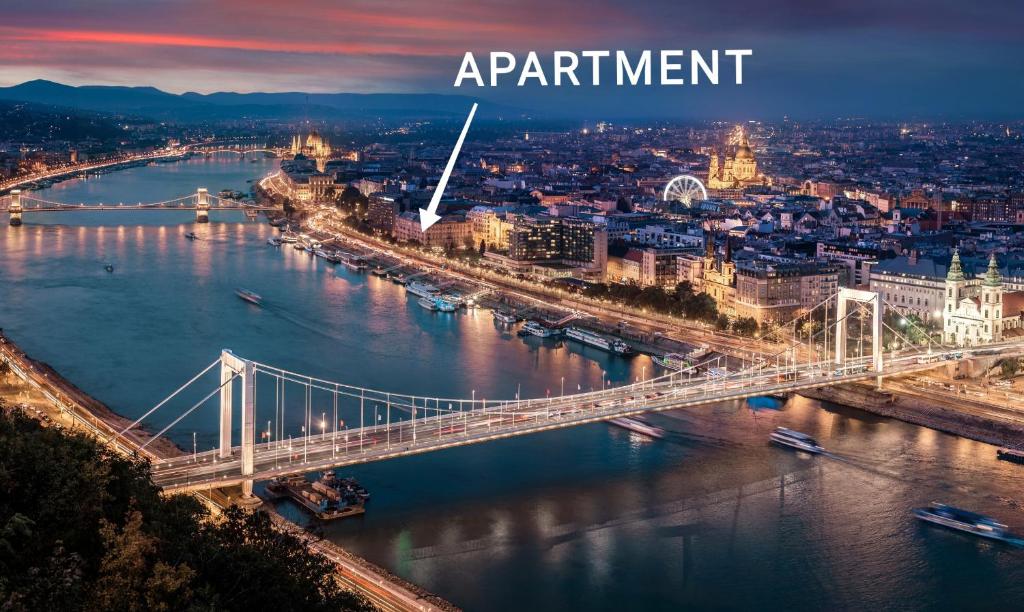 una vista del río Danube y un puente con las palabras cita en Spacious Riverside Residency - Magnificent View en Budapest