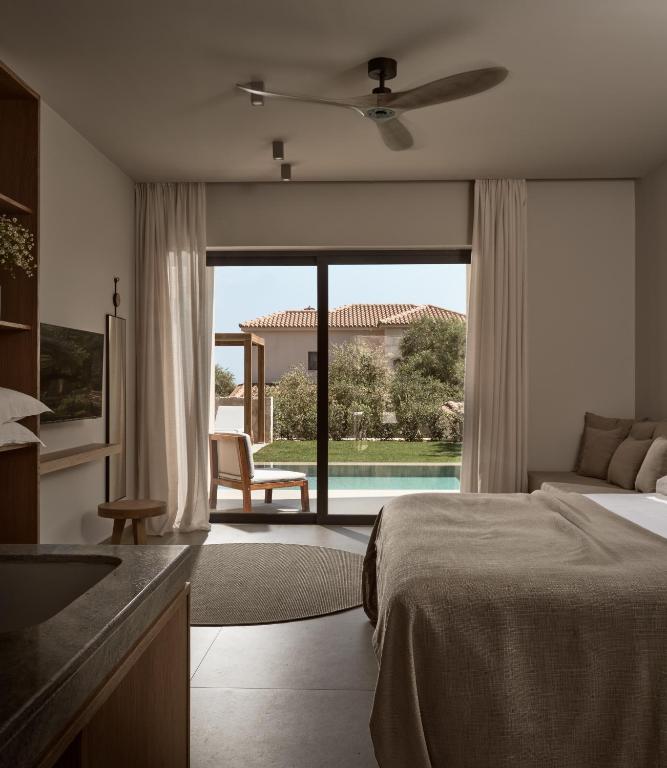 sypialnia z łóżkiem i widokiem na basen w obiekcie Cielo villas - An Authentic Mediterranean Living w mieście Zakintos