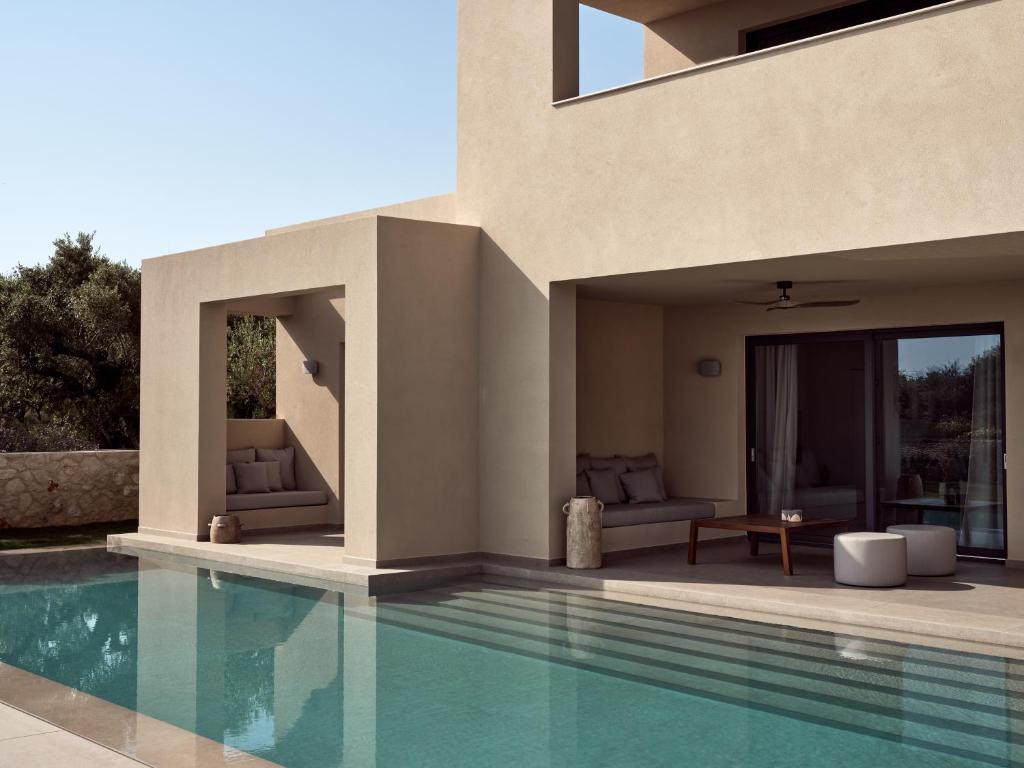 Basen w obiekcie Cielo villas - An Authentic Mediterranean Living lub w pobliżu