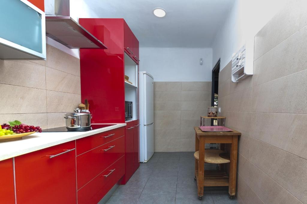 Kuchyňa alebo kuchynka v ubytovaní 1215 BAIX CAMP casa con jardin - Apivend Immo