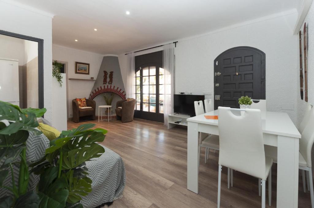 Posedenie v ubytovaní 1215 BAIX CAMP casa con jardin - Apivend Immo