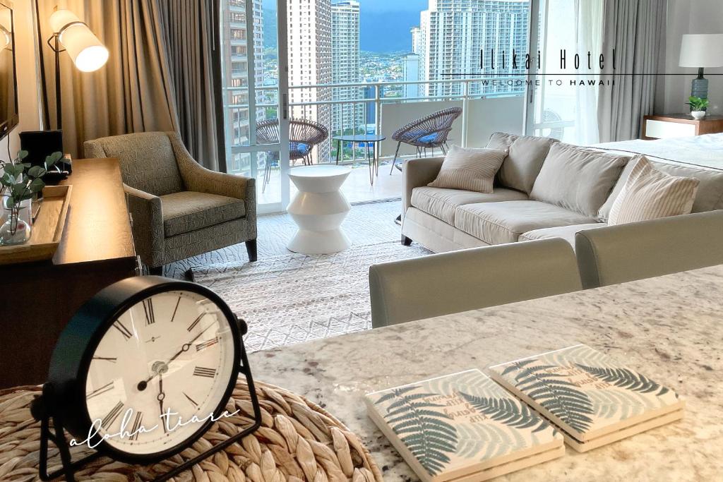 uma sala de estar com um relógio sobre uma mesa em FREE PARKING Waikiki Luxury Ilikai Studio City View em Honolulu