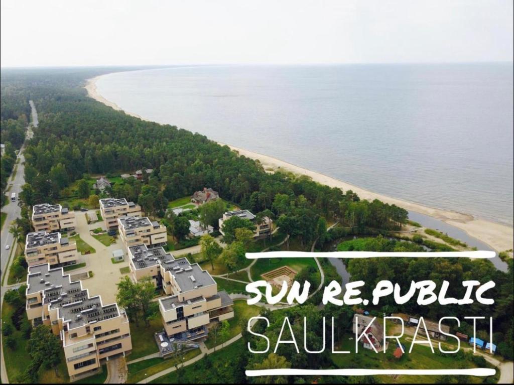 una vista aérea de una playa junto al agua en New Exclusive 2BD apartment by the sea en Saulkrasti