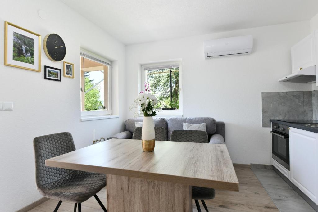 Kuchyň nebo kuchyňský kout v ubytování Apartments Green Linden