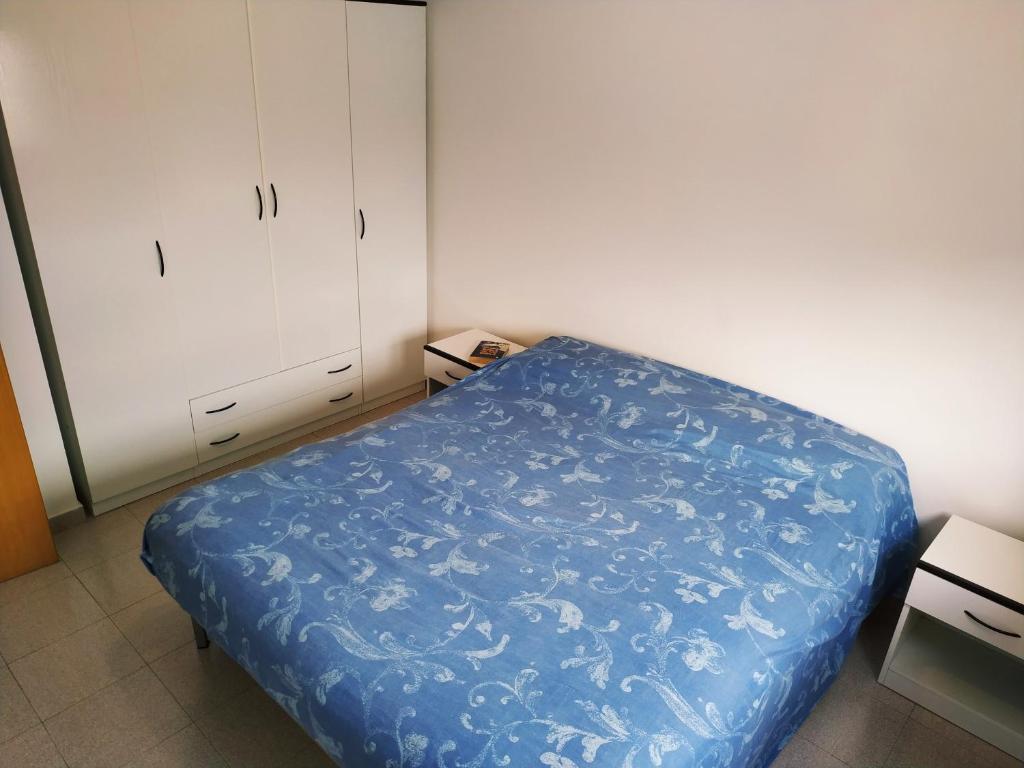 1 dormitorio con 1 cama azul y armarios blancos en LaMagnolia en Fossacesia