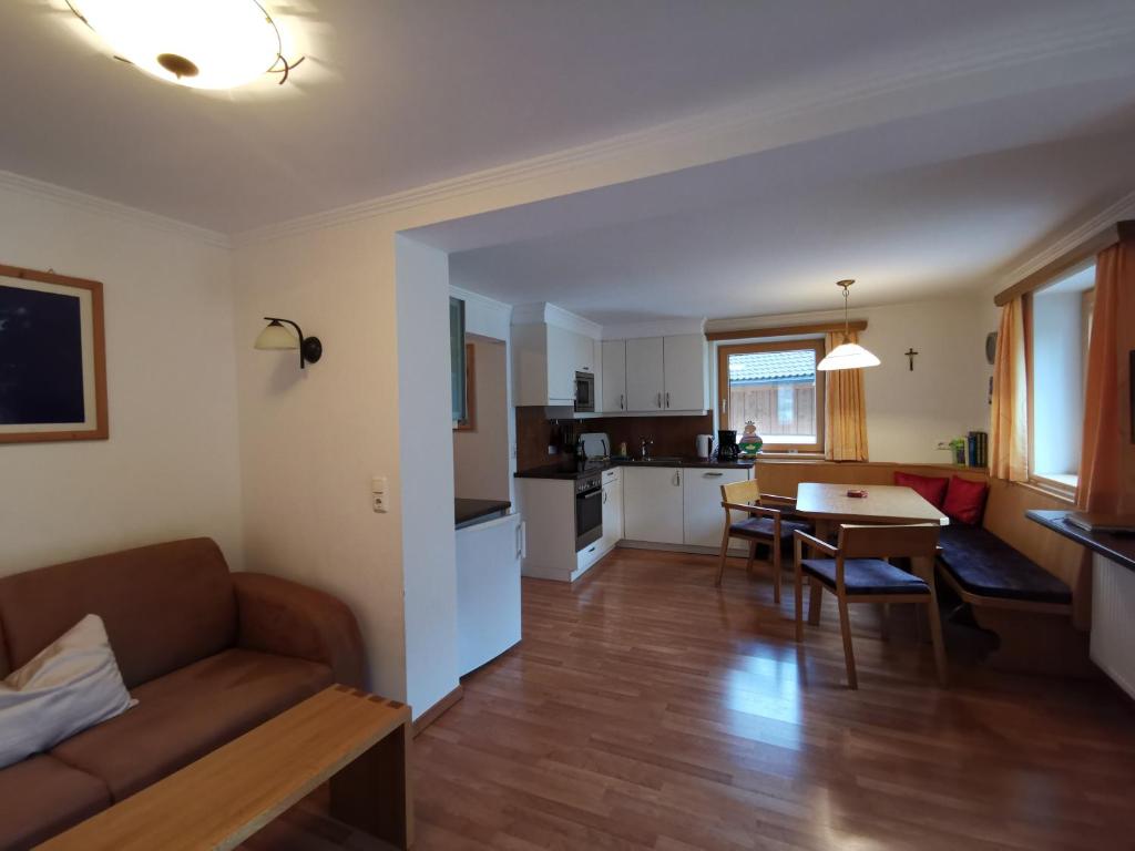 A kitchen or kitchenette at Ferienwohnung Maierhofer
