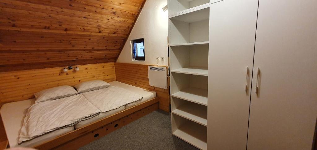 Postel nebo postele na pokoji v ubytování Apartments and Rooms Milena